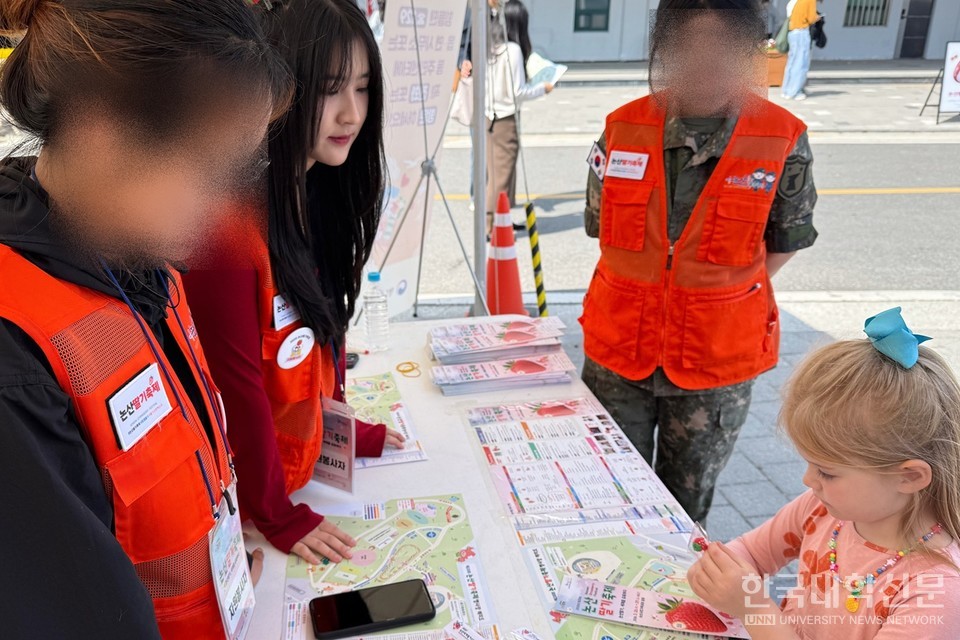 [한국대학신문] [사람과 생각] 건양대 GKS 유학생, 논산딸기축제서 통역사로 변신… “유학생이라서 할 수 있는 일”